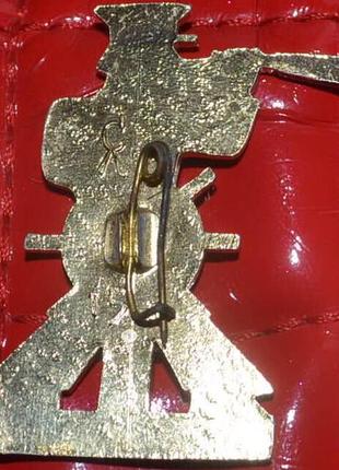 Винтажная золотистая брошь /значок ссср - моряк со штурвалом и подзорной трубой4 фото