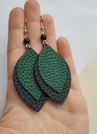 Черные зелёные серьги листья из кожзама, украшения из кожи1 фото