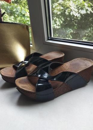 Лаковые босоножки