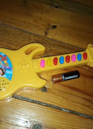Музыкальная детская игрушечная гитара с нотами, оценка, отсутствие, дефект5 фото