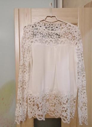 Біла блуза.