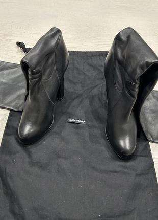 Чорні шкіряні лаковані чоботи / ботфорти / ботинки prada