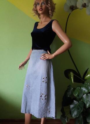 Джинсовая юбка трапеция декорированная люверсом1 фото