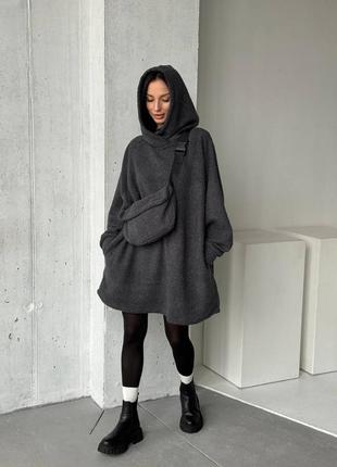Платье в формате худи с капюшоном и скрытыми карманами