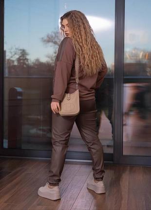 Стильный женский костюм с кожаными брюками3 фото