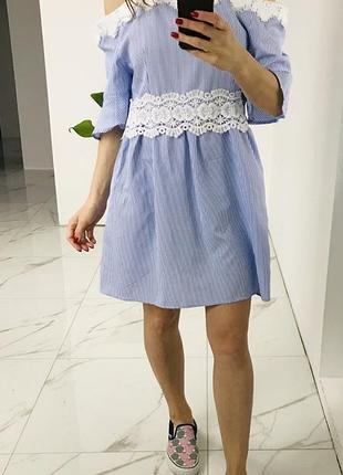 Гарне плаття з мереживом