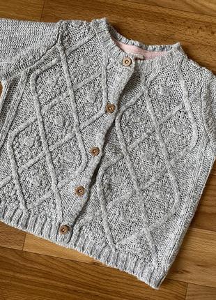 Серый вязаный кардиган с «древесными» пуговицами