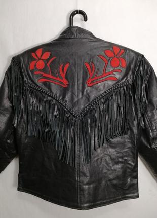 Винтажная байкерская кожаная куртка черного цвета с красной замшевой аппликацией l2 фото