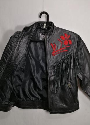 Винтажная байкерская кожаная куртка черного цвета с красной замшевой аппликацией l4 фото