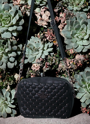 Чорна сумка з ланцюжком
