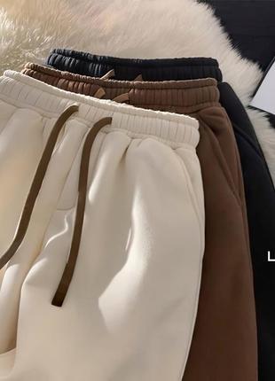 Карго штани на хутрі теплі барашек тринитка хутро брюки карго вставки манжети кишені спортивні висока посадка резинки манжети брюки джогери оверсайз7 фото