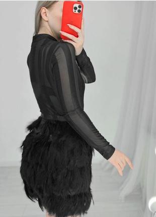 Черное платье с перьями5 фото