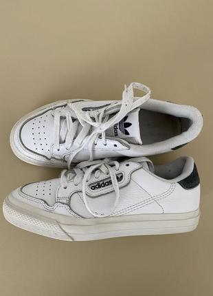 Кроссовки женские adidas.