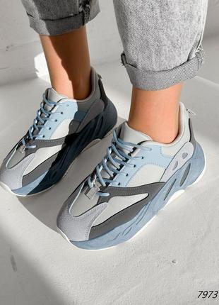 Жіночі кросівки