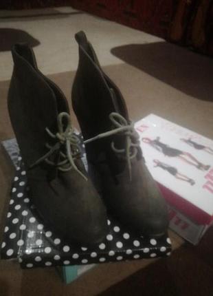 Ботинки новые,на шнуровке