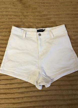 Білі шорти на м