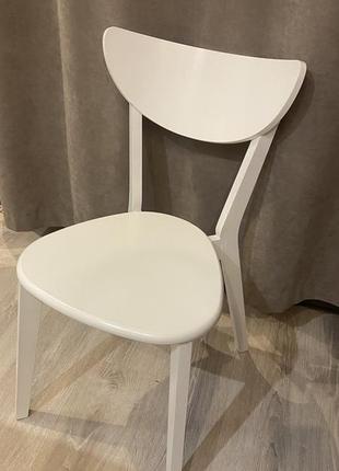 Білий дерев’яний стілець