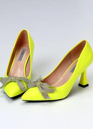 Яскраві неонові жовті жіночі туфлі, на шпильці, в стилі човник, тренд весни, літа3 фото