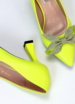 Яскраві неонові жовті жіночі туфлі, на шпильці, в стилі човник, тренд весни, літа8 фото