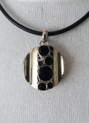 Подвеска круглая крупная кулон на каучуковом шнурке