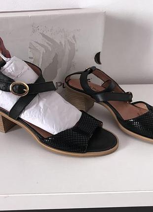 Женские,черные кожаные босоножки.hush puppies