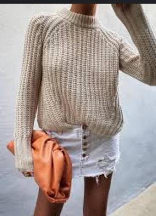 Бежевый свитер оверзайз крупная вязка