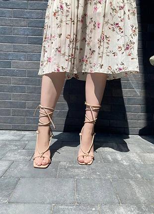 Босоніжки на високому каблуку8 фото