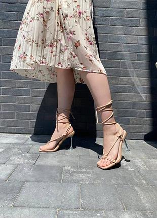 Босоніжки на високому каблуку9 фото