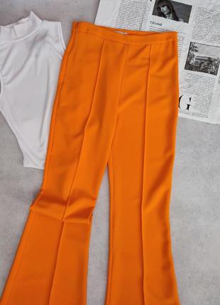 Оранжевые женские брюки брюки со стрелками на высокой посадке клеш