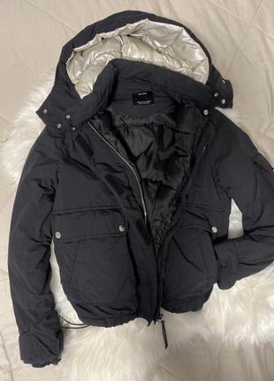 Черная куртка дутик пуфер укороченная bershka3 фото