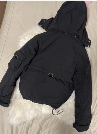 Черная куртка дутик пуфер укороченная bershka9 фото