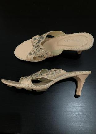 Шльопанці на підборах2 фото