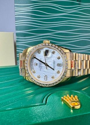 Часы наручные женские с камнями золотистые механические белый перламутровый циферблат...