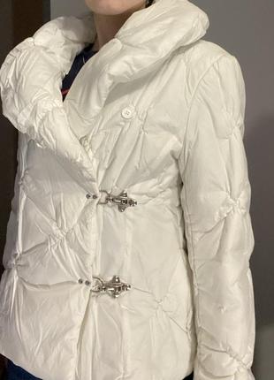 Белая куртка