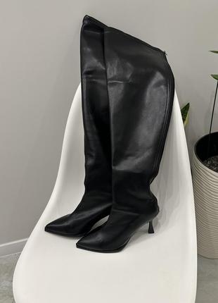 Черные кожаные ботфорты на каблуке с острым носом2 фото