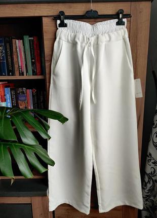 Белые брюки с двойным поясом
