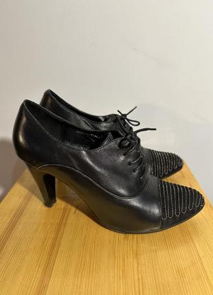 Туфлі на підборах