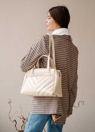 Женская стильная вместительная бежевая сумка с длинным ремешком 2024