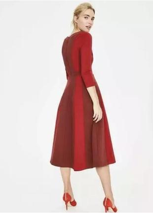 Стильное бордово-красное платье