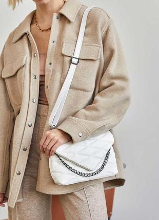 Женская стильная белая стеганная сумка с цепочкой 2024 года.