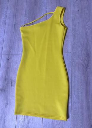Яскраво жовта сукня на одне плече3 фото