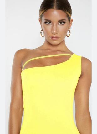 Яскраво жовта сукня на одне плече7 фото