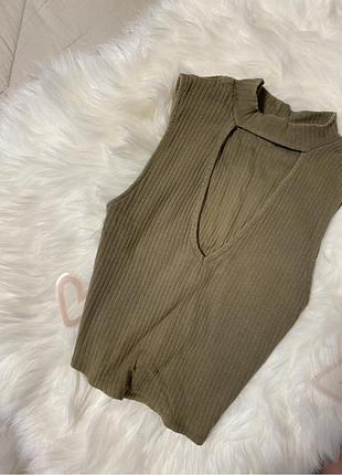 Хаки кроп топ в рубчик с чокером terranova
