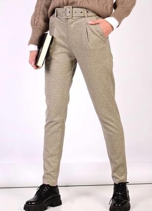 Теплые бежевые кашемировые брюки с широким поясом1 фото