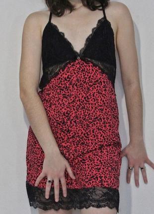 Короткое леопардовое платье с кружевом в бельевом стиле