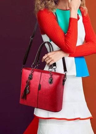 Класична жіноча сумка через плече з брелоком червоний2 фото