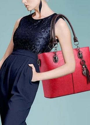 Класична жіноча сумка через плече з брелоком червоний3 фото