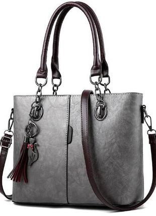 Классическая женская сумка через плечо с брелоком серый2 фото