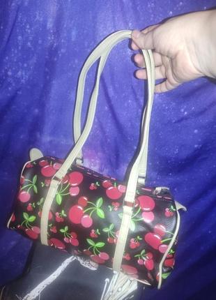 Мила сумочка саквояж з вишнями вишеньки в стилі вінтаж пін ап
