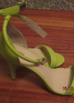 Яркие босоножки/босоніжки prabal gurung